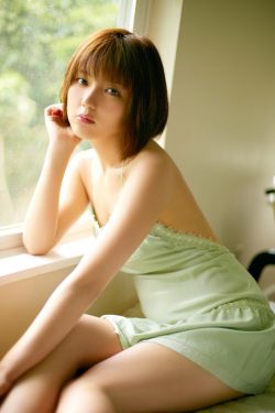 老汉扛起娇妻玉腿进入